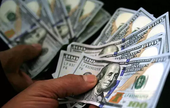 Dólar fecha praticamente estável