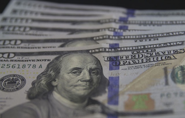 Dólar fecha praticamente estável a R$ 5
