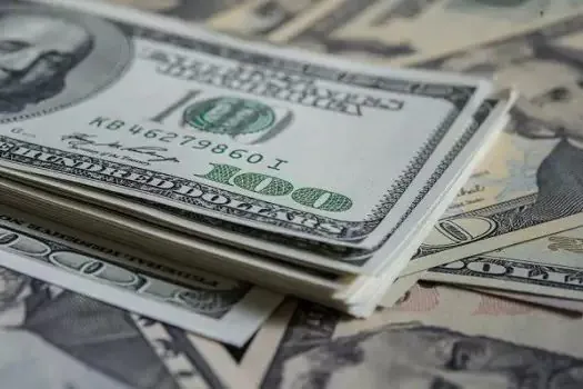 Dólar cai após cinco altas seguidas e fecha abaixo de R$ 5,60