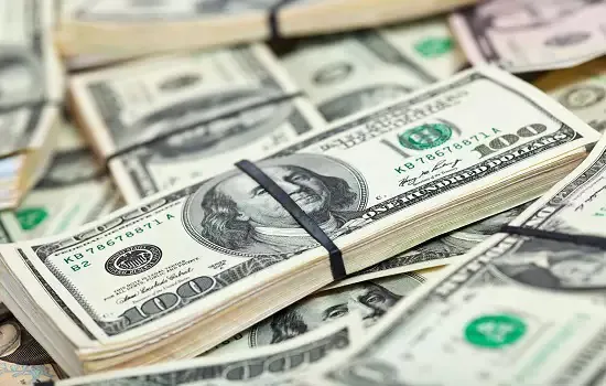 Dólar volta a ficar acima de R$ 5