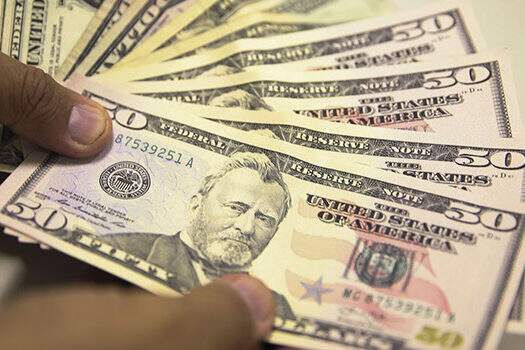 Dólar começa o dia cotado a R$ 4 com preocupação com Previdência