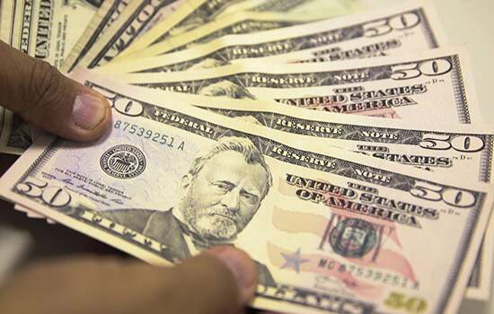 Dólar começa o dia cotado a R$ 4 com preocupação com Previdência