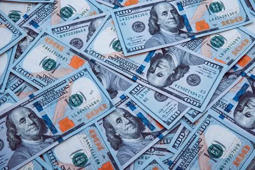 Dólar tem sétima alta seguida e fecha em R$ 5,24