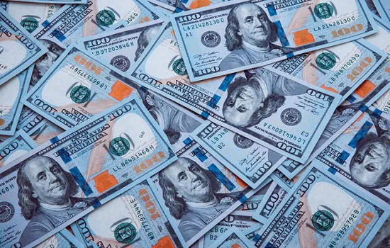 Dólar tem sétima alta seguida e fecha em R$ 5