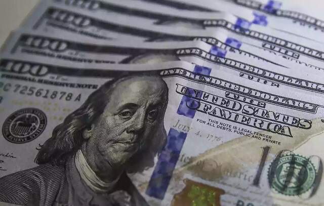 Dólar cai ao menor patamar desde abril de 2022 após Fitch elevar nota do Brasil