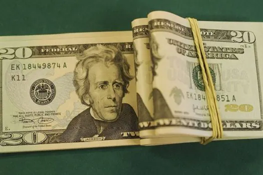 Dólar cai 4%, e bolsa sobe 5,5% no dia seguinte ao primeiro turno