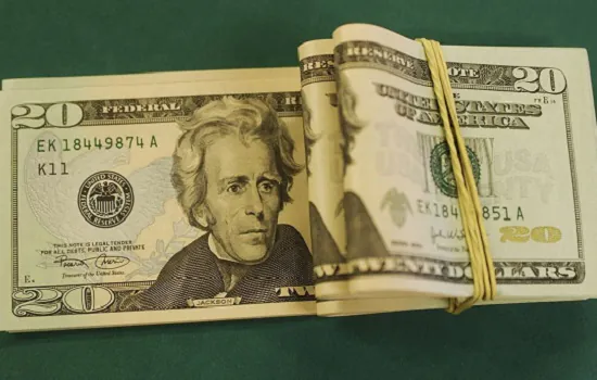 Dólar tem leve queda e fecha a R$ 5