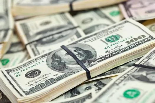 Dólar fecha a R$ 5,02 com procura por commodities