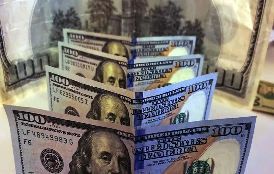 Dólar bate em R$ 5