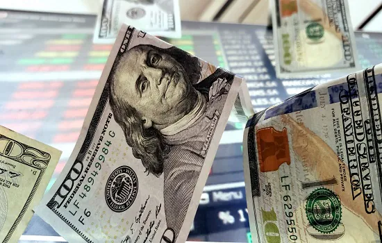 Dólar tem maior queda em uma semana e fecha abaixo de R$ 5