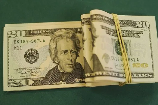 Dólar cai para R$ 5,07 e fecha no menor valor em quase um mês