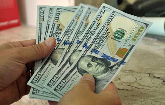 Dólar passa de R$ 5