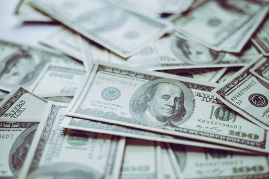 Dólar interrompe sequência de quedas e fecha estável