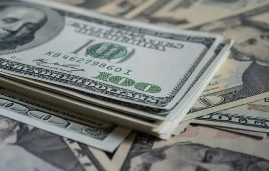 Dólar fecha em R$ 5