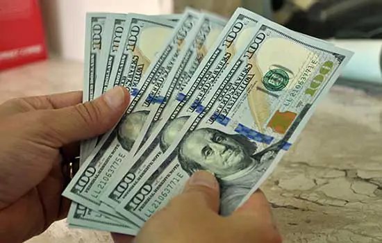 Dólar cai para R$ 5