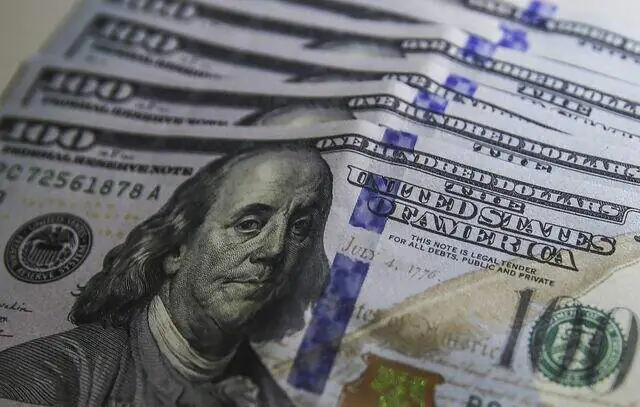 Bolsa abre em alta e dólar dispara após corte de 0