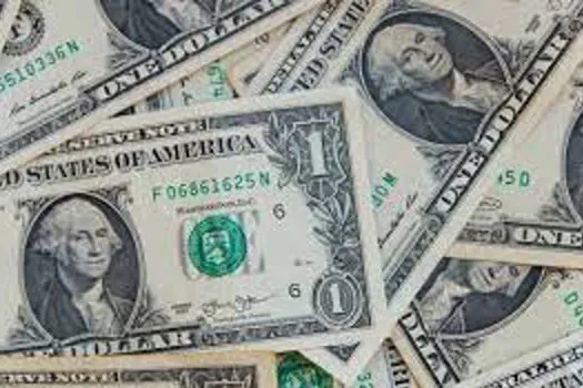 Dólar registra maior alta desde abril, custando R$ 5,537