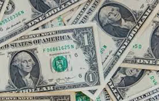 Dólar registra maior alta desde abril