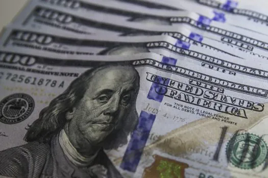 Bolsa cai e dólar tem leve alta na volta de feriado