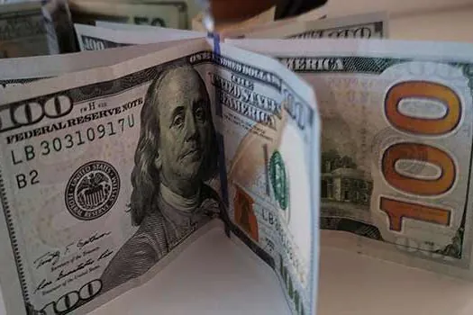 Dólar abre negociações em alta e cotação se mantém superior a R$ 5,30