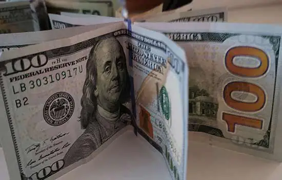 Dólar abre negociações em alta e cotação se mantém superior a R$ 5