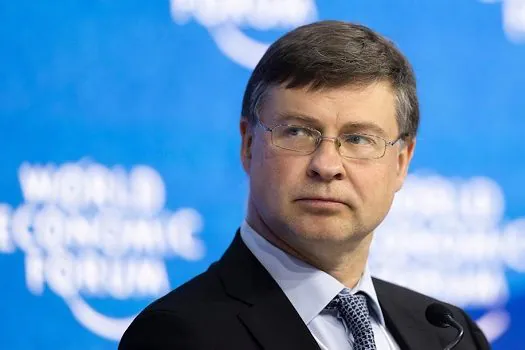 “É preciso colocar o máximo de pressão na Rússia”, afirma Dombrovskis