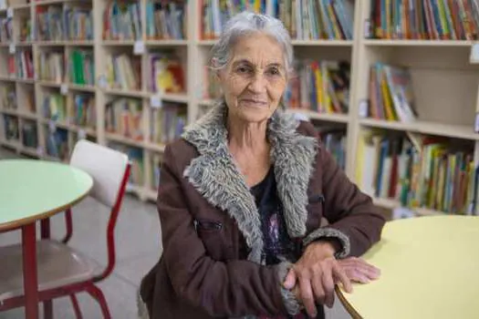 Aos 76 anos, formanda da EJA dá sequência aos estudos ao ingressar no ensino médio