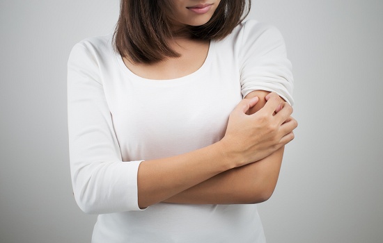 Dor no braço e rigidez no pescoço podem indicar problema na coluna