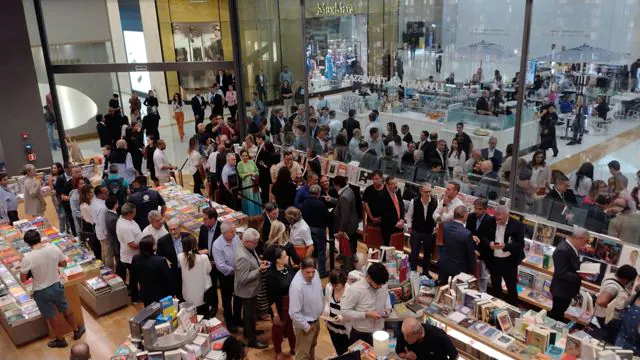 João Doria leva multidão a shopping de São Paulo