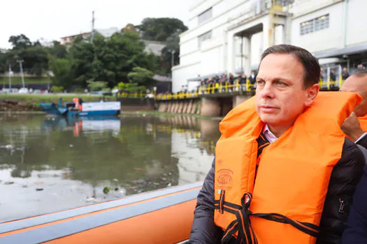 Doria anuncia plano para limpar calha do Rio Pinheiros