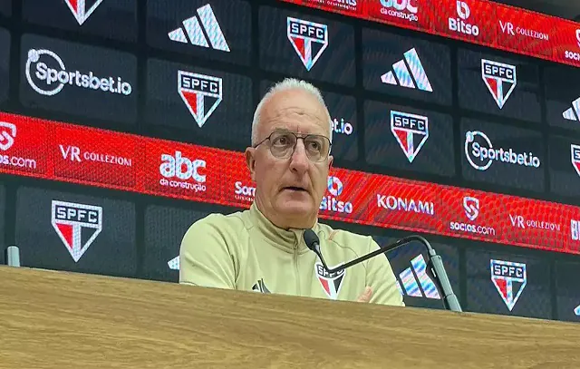 Dorival Júnior contém empolgação com série invicta e pede cautela ao São Paulo