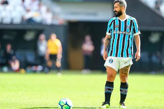 Aos 38 anos, Douglas anuncia aposentadoria do futebol