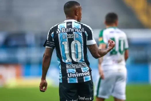 Presidente do Grêmio diz que saída de Douglas Costa para EUA está quase acertada