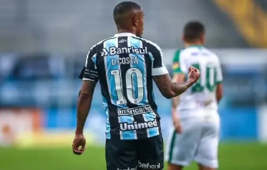 Presidente do Grêmio diz que saída de Douglas Costa para EUA está quase acertada