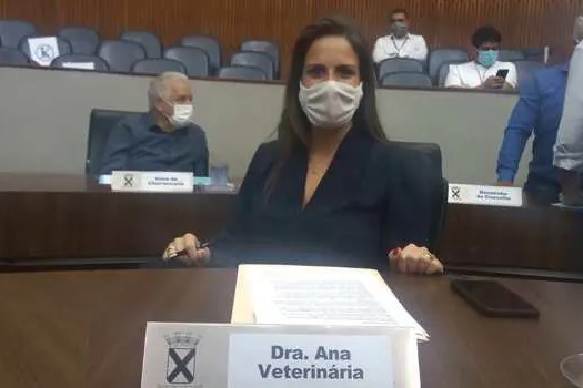 Dra. Ana Veterinária pede que programas educacionais virem leis municipais