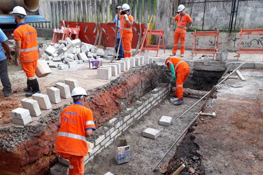 Semasa realiza obras antienchentes em três bairros da cidade