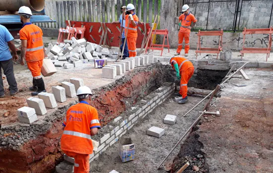 Semasa realiza obras antienchentes em três bairros da cidade