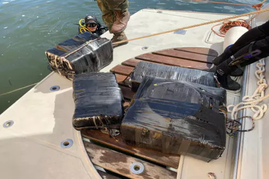 PF e Marinha acham 780 kg de substância parecida com cocaína em casco de navio em Santos