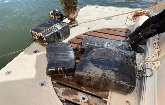 PF e Marinha acham 780 kg de substância parecida com cocaína em casco de navio em Santos