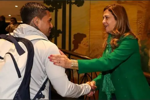 Dudu marca Leila Pereira nas redes sociais e pede viagem para presidente do Palmeiras