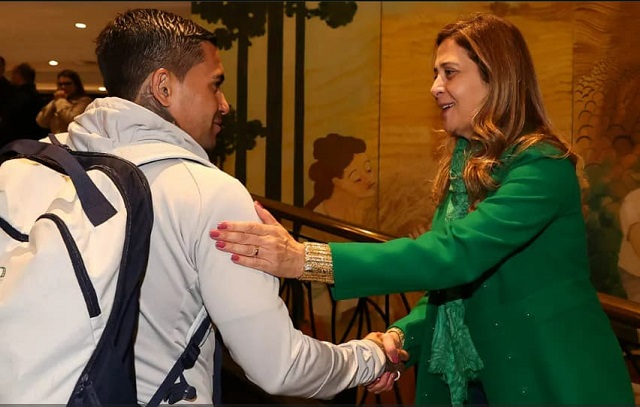 Dudu marca Leila Pereira nas redes sociais e pede viagem para presidente do Palmeiras