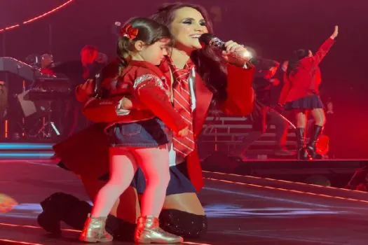 Dulce Maria emociona público ao levar a filha ao palco do show do RBD