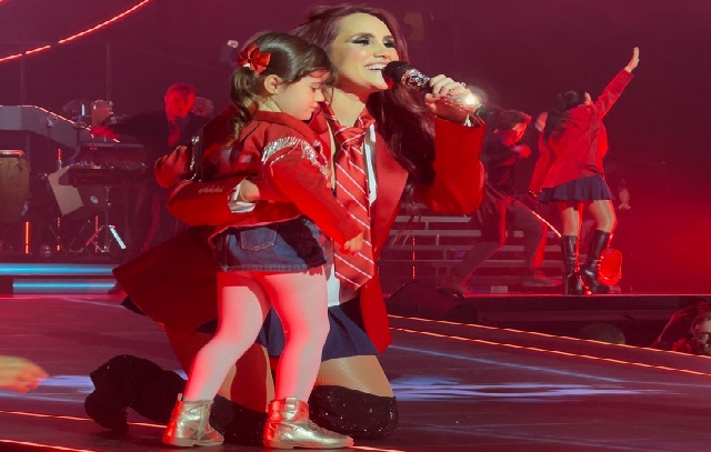 Dulce Maria emociona público ao levar a filha ao palco do show do RBD