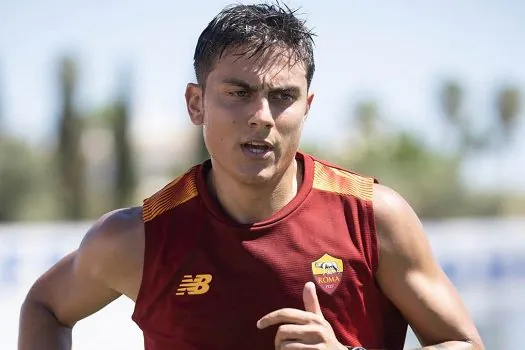 Roma, de José Mourinho, oficializa contratação do argentino Dybala