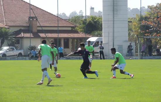 Profissional e sub-20 do Cachorrão participam de evento no Sindicato de Atletas