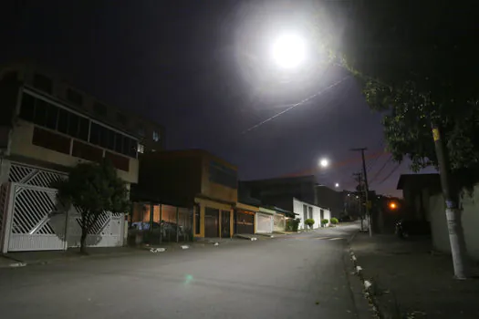 “É Claro que Fica” já instalou mais de 4 mil lâmpadas de LED em Diadema