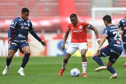 Com gol nos acréscimos, Internacional vence Fortaleza e sobe na tabela