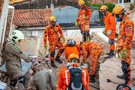 Sobe para seis o número de mortos do desabamento de prédio em Fortaleza