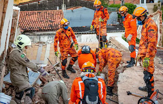 Sobe para seis o número de mortos do desabamento de prédio em Fortaleza