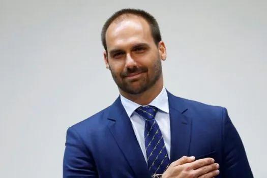 Eduardo Bolsonaro exibe cartaz com frase ‘Pacheco não’ durante posse de deputados